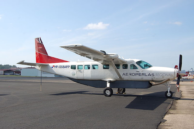 Avioneta en el Marcos A. Gelabert, de aquí salen hacia la isla
 por Alec Wilson con licencia CC BY-SA 2.0