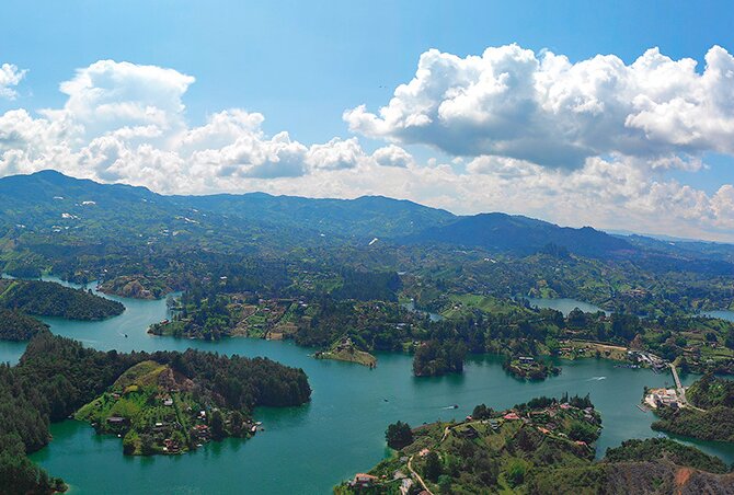 embalse y cima del peñón