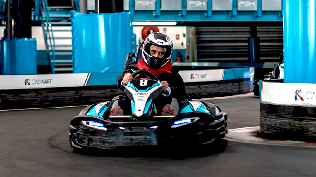 Un hombre corriendo con un go kart